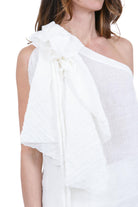 SU Top Monospalla in Lino Bianco con Maxi Volant e Fiocco Top Panna S6G201 S002 